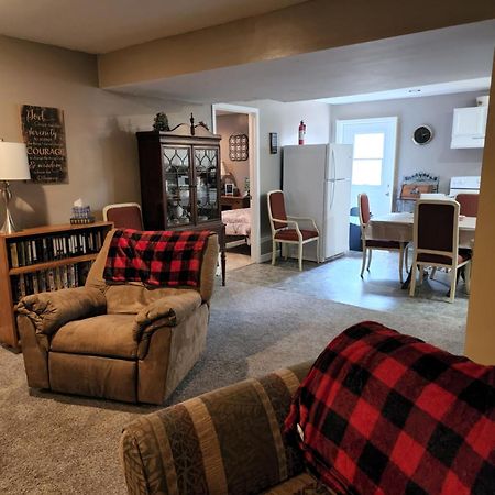 Lovely 3- Bedroom Apartment With Street Parking. Goshen Extérieur photo